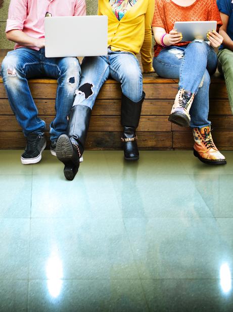 Studenten die zitten op een bank