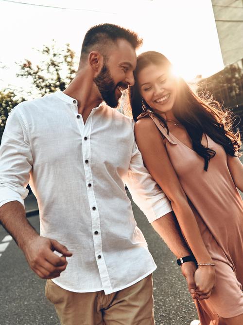 Man en vrouw wandelen hand in hand op de straat