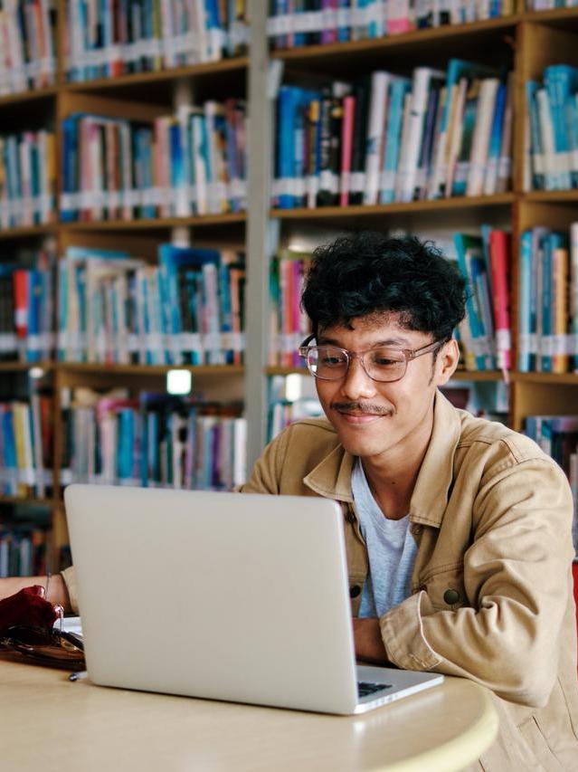 Student in library