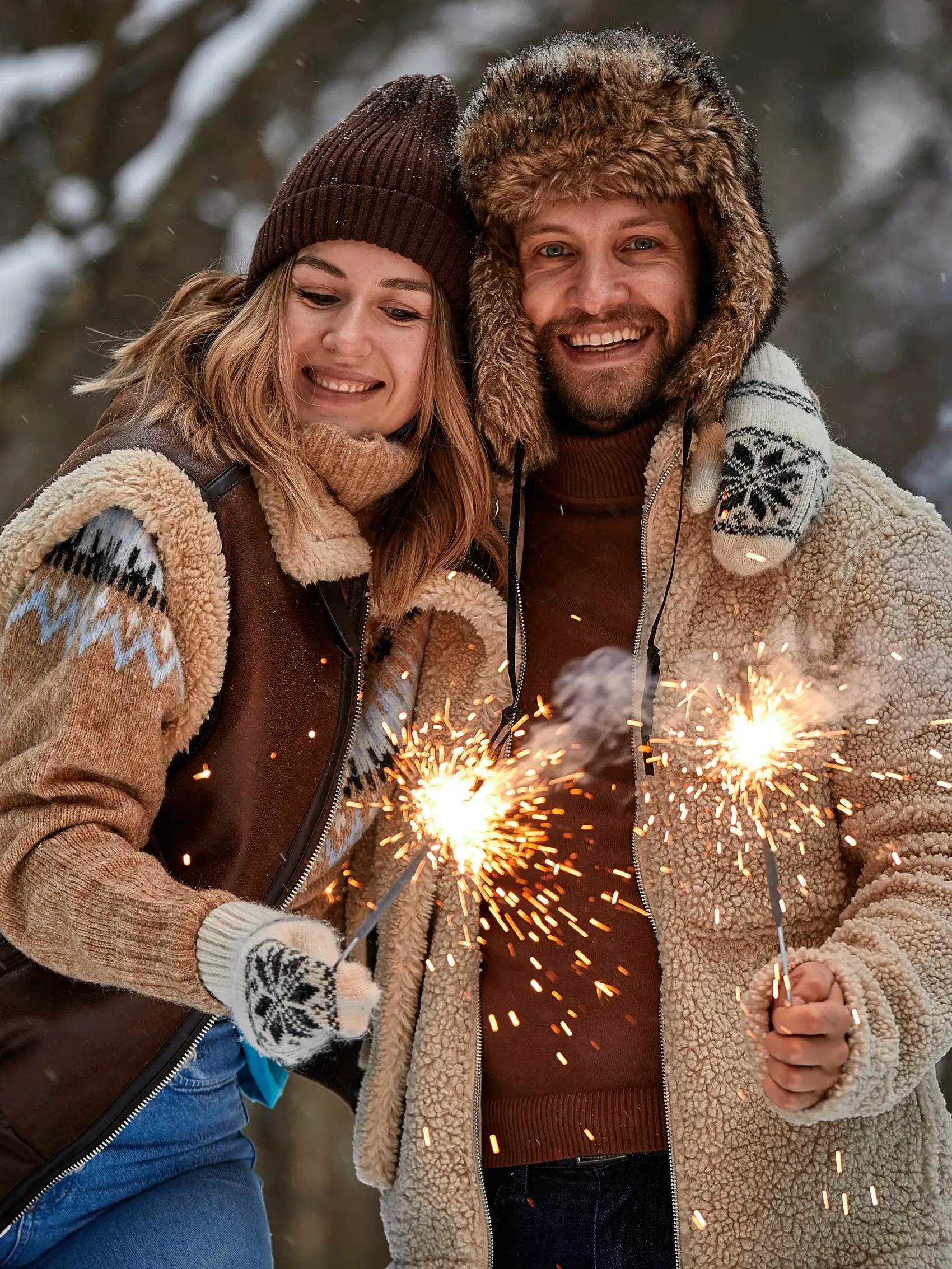 Paar in winter met vonken