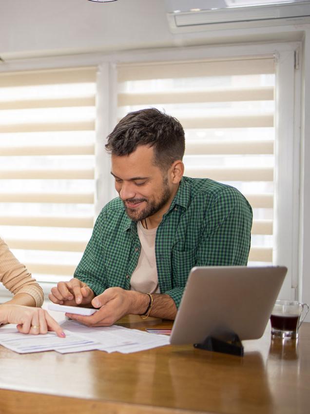 Man en vrouw in financieel overleg