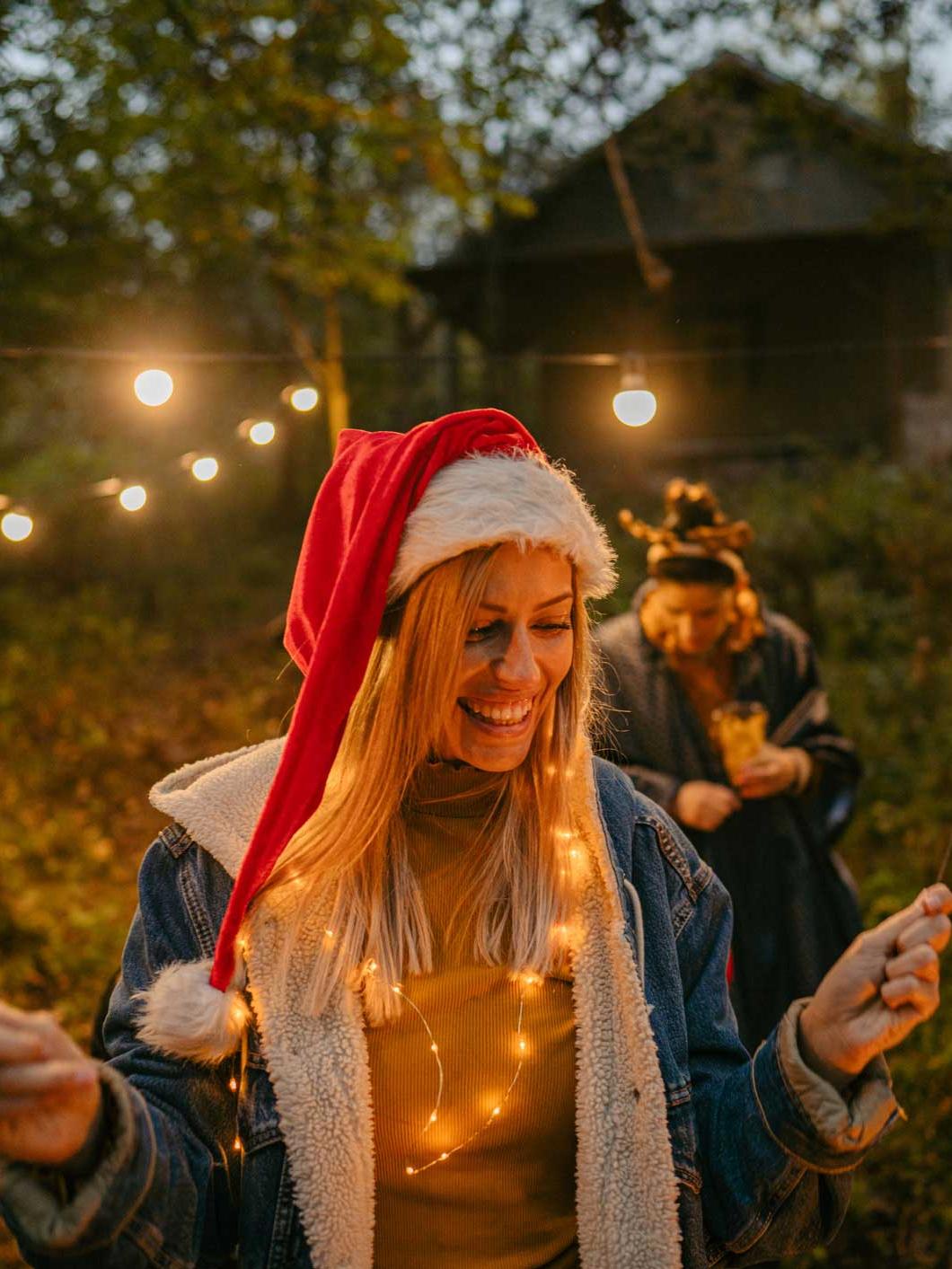 Jonge vrouw met kerstmuts