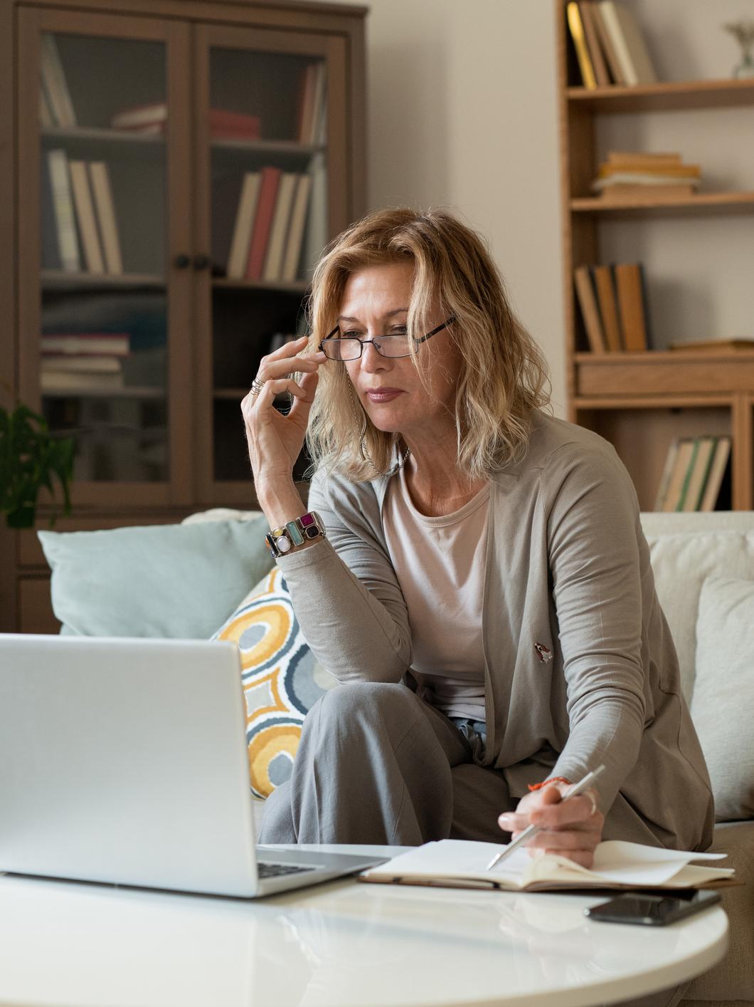 een vrouw die haar online bank raadpleegt