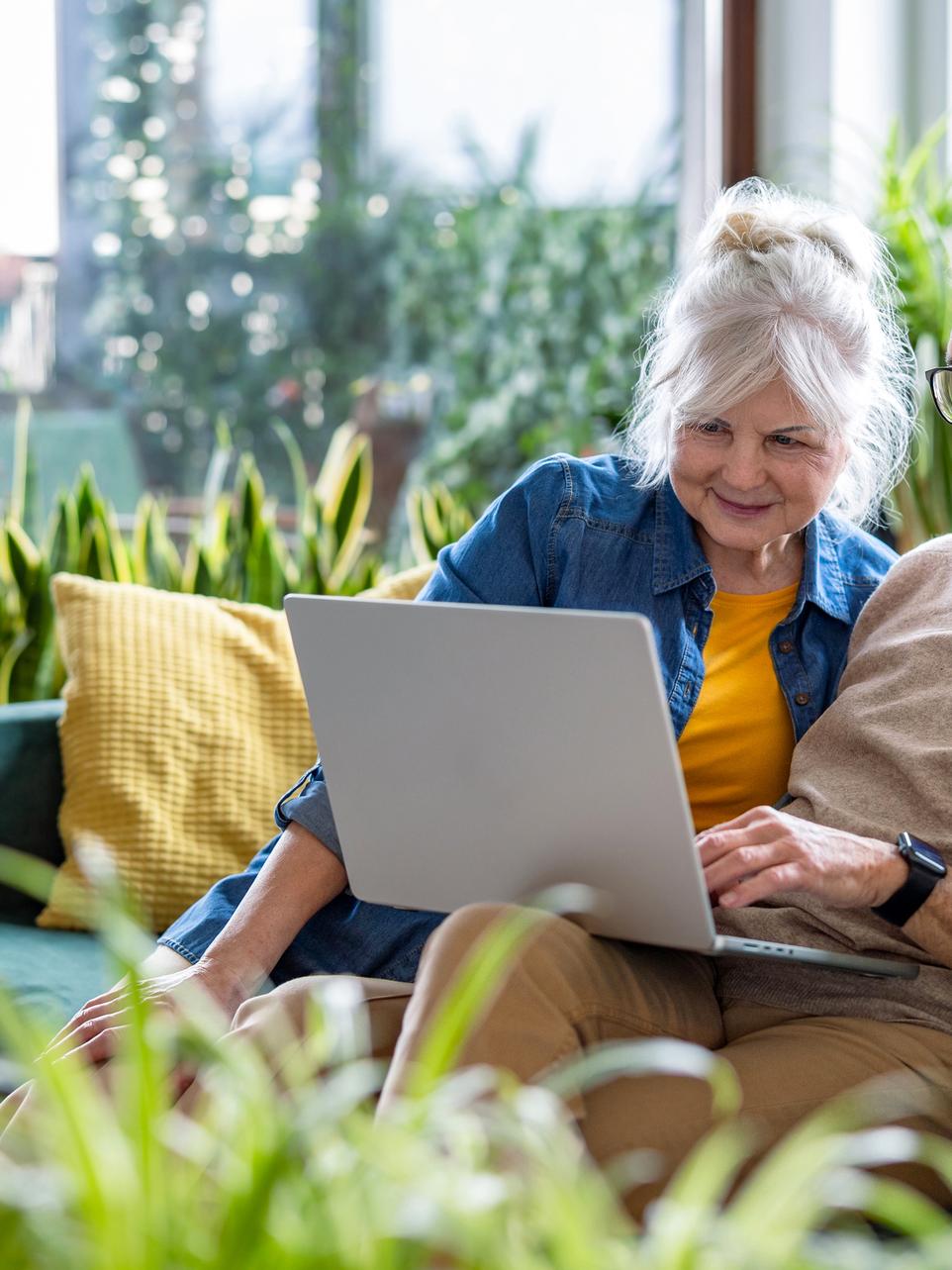 een koppel dat hun online bank raadpleegt