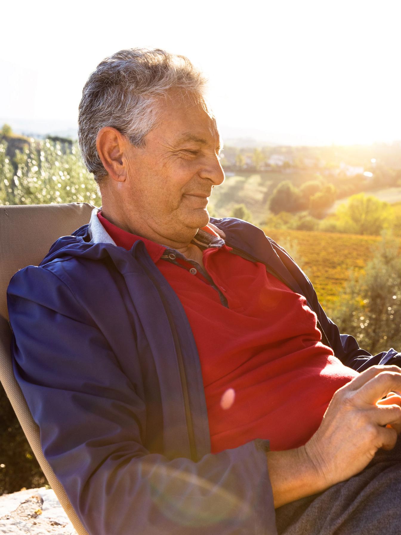 Homme sur son téléphone sur un transat