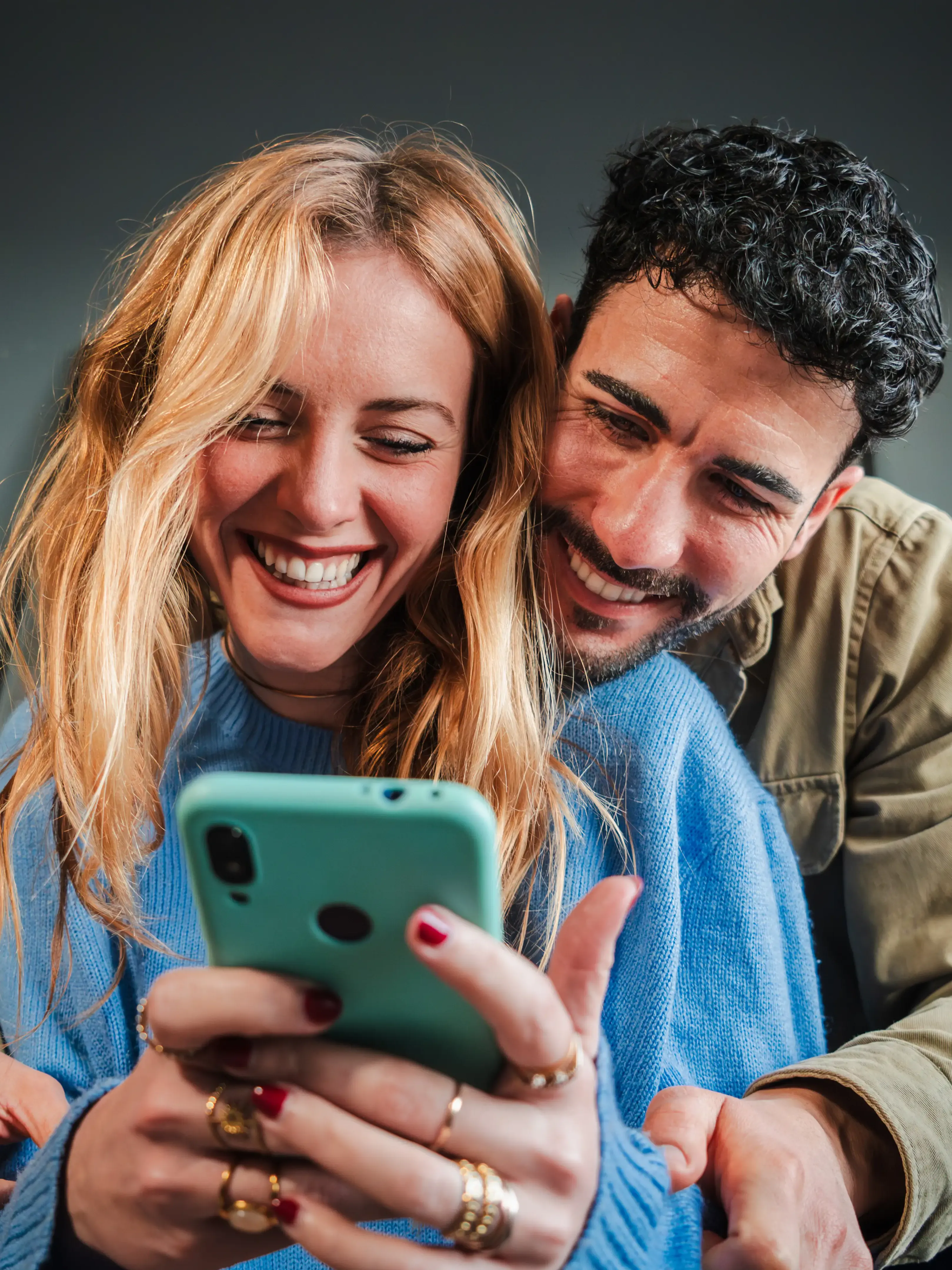 Couple sur un téléphone