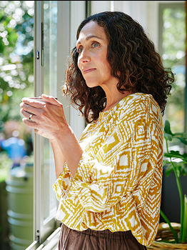 Femme regardant à la fenêtre