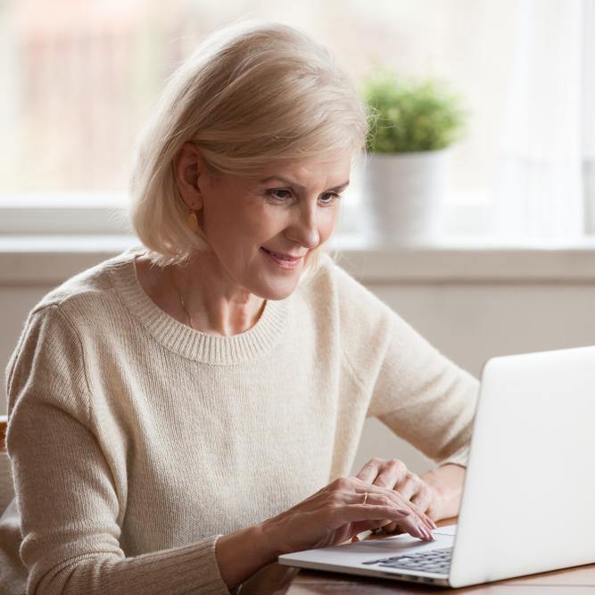 Oudere vrouw aan een laptop