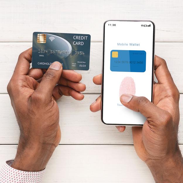 Man logt in op zijn mobiele portefeuille via een app op zijn smartphone