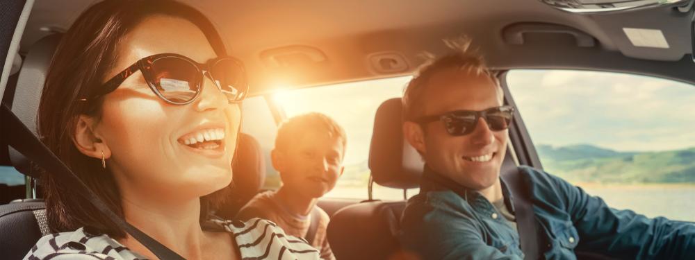 Man, vrouw en jongetje in de auto