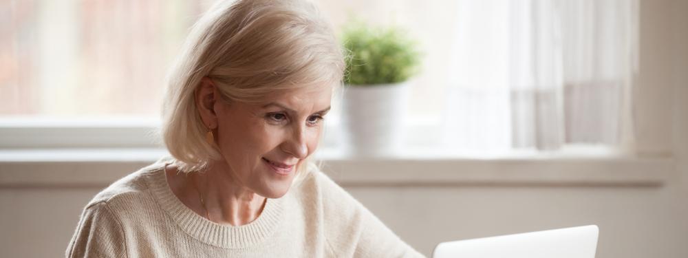 Oudere vrouw aan een laptop