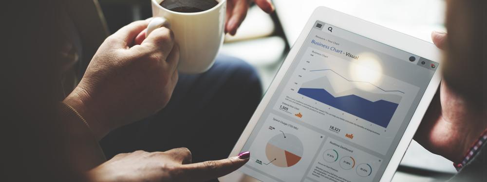 Mensen kijken naar statistieken op een tablet