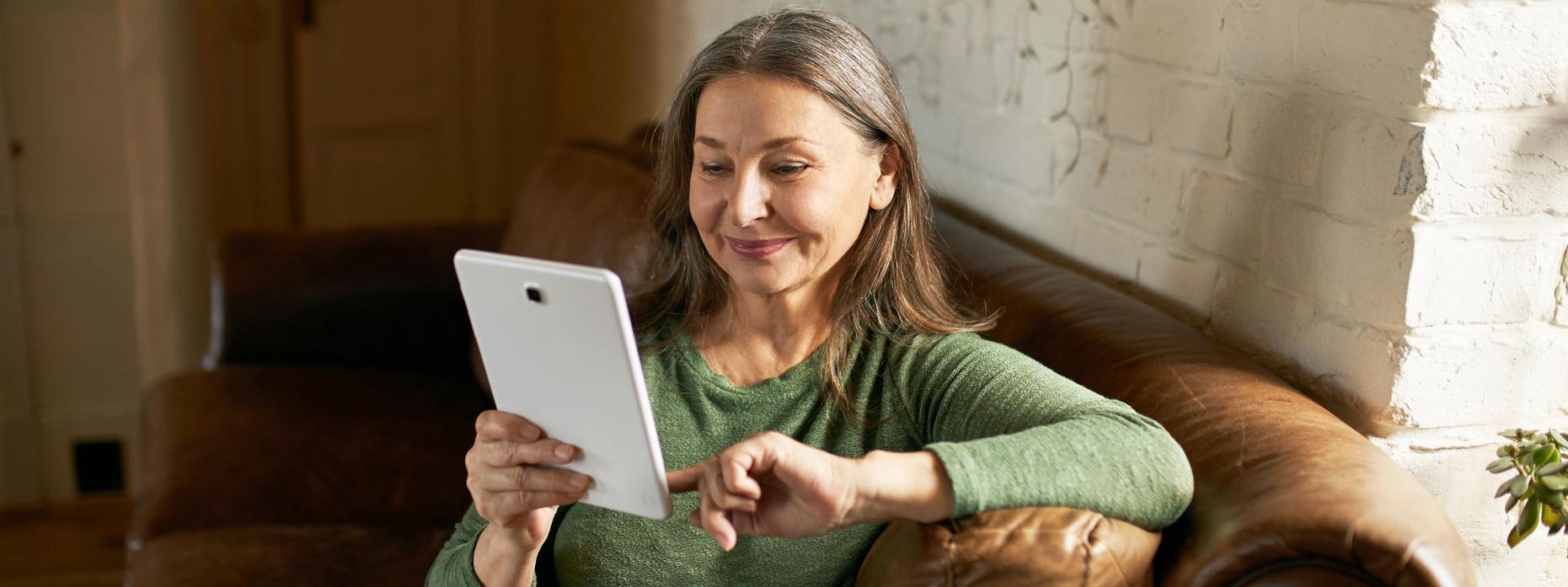 Vrouw op tablet