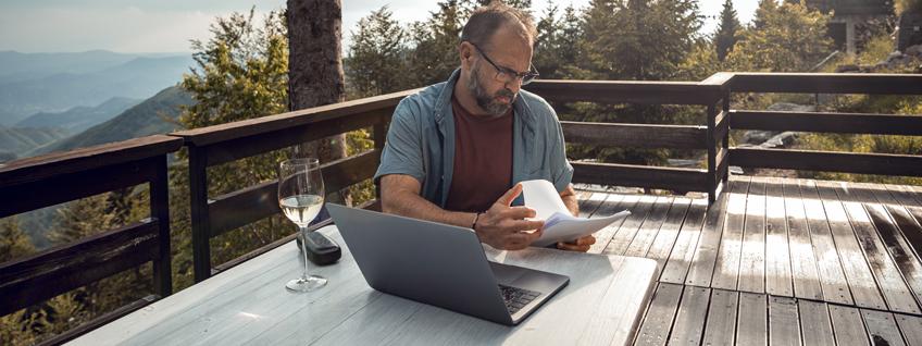 Man_laptop_financing
