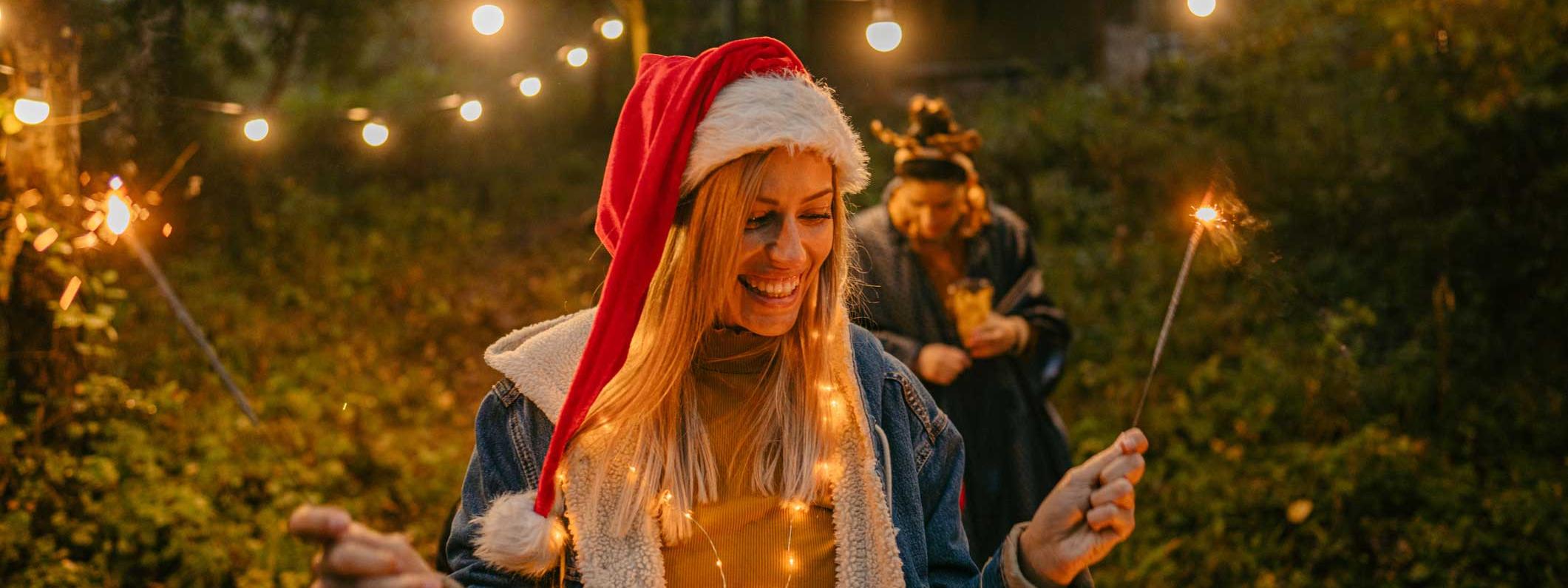 Jongvolwassen dame met kerstmuts