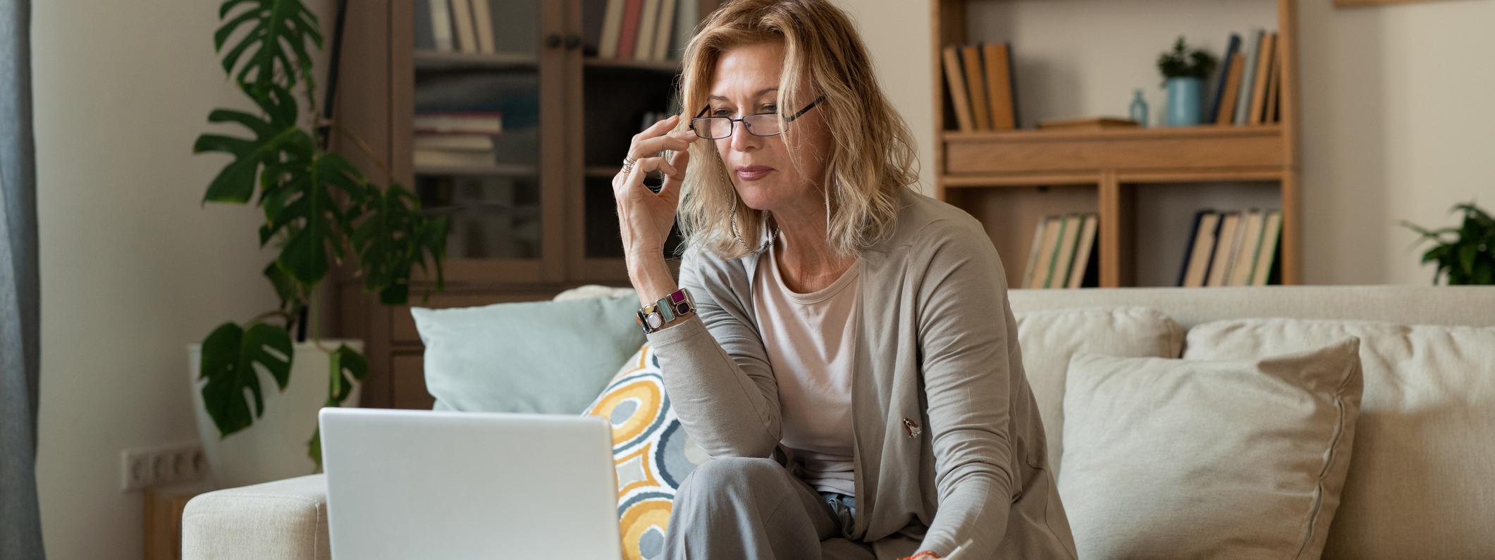 een vrouw die haar online bank raadpleegt