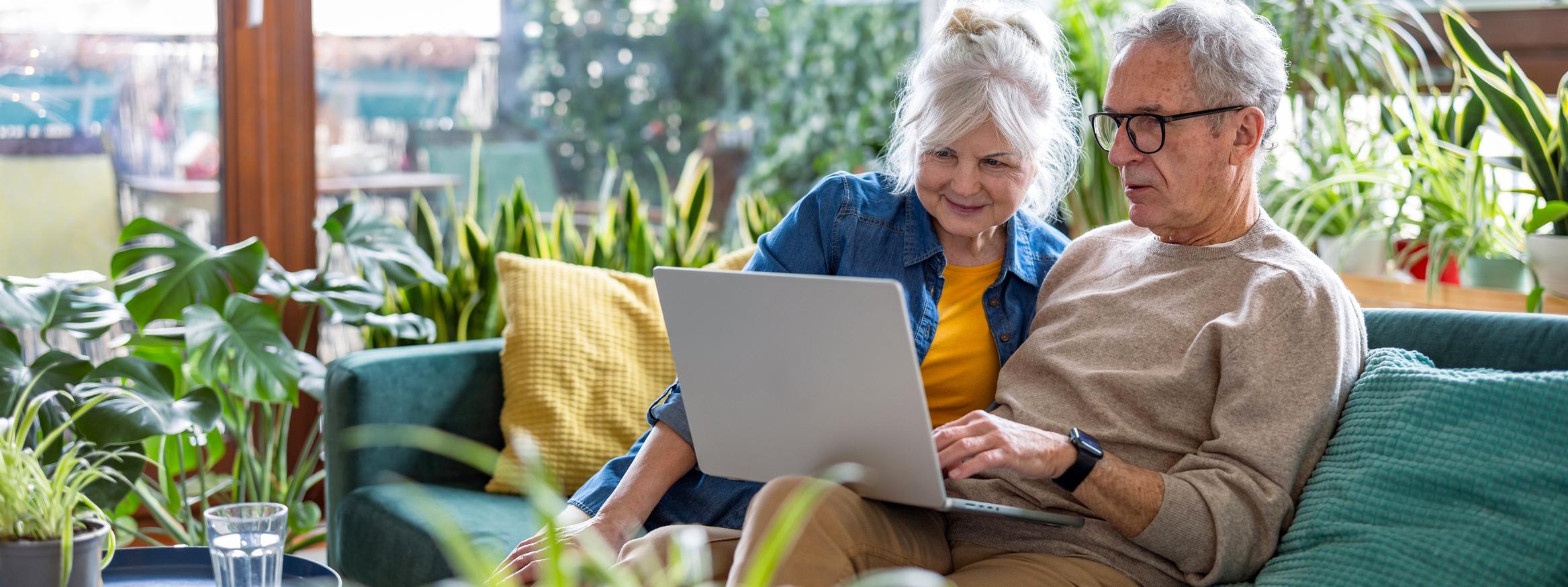 een koppel dat hun online bank raadpleegt