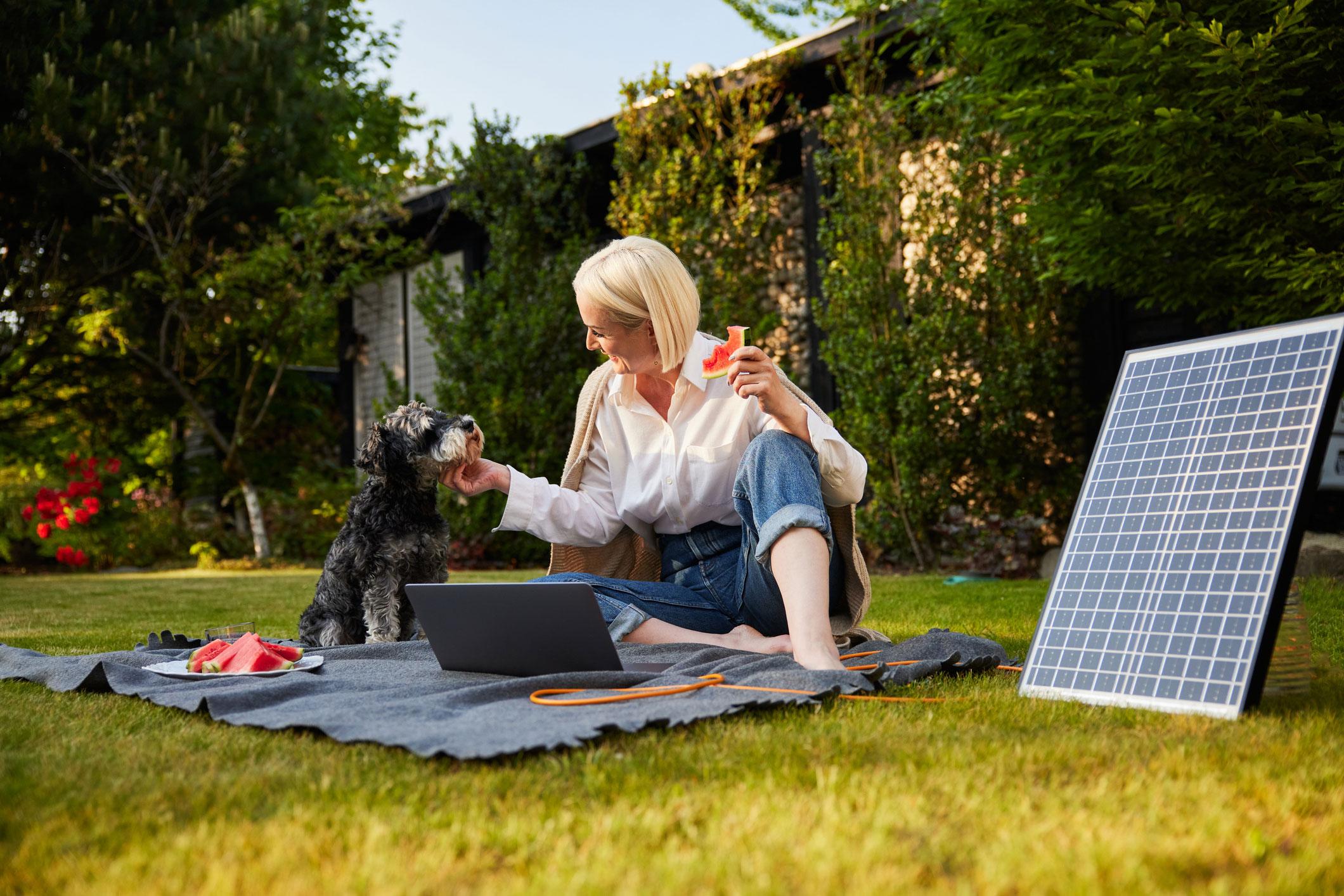 Femme dans le jardin avec son chien