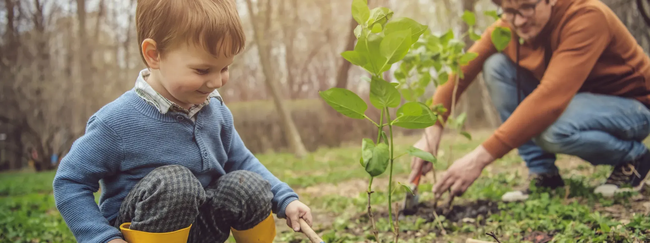 un enfant qui jardine dans son jardin