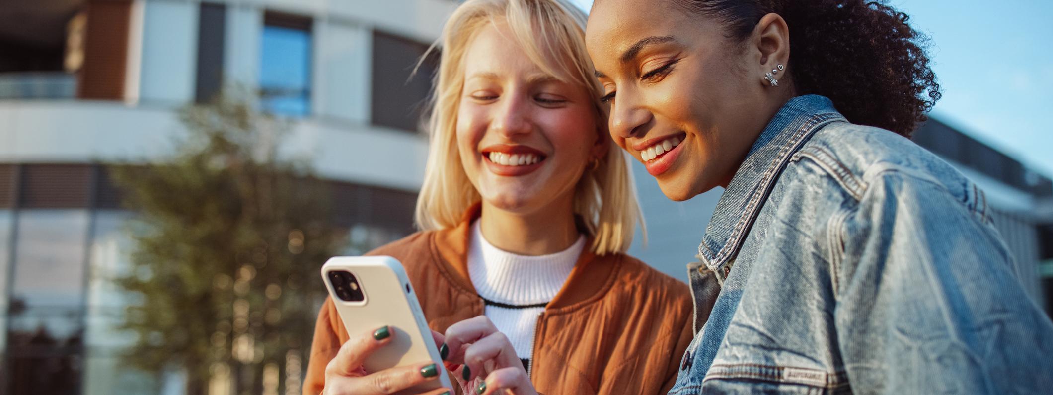 Vriendinnen op telefoon