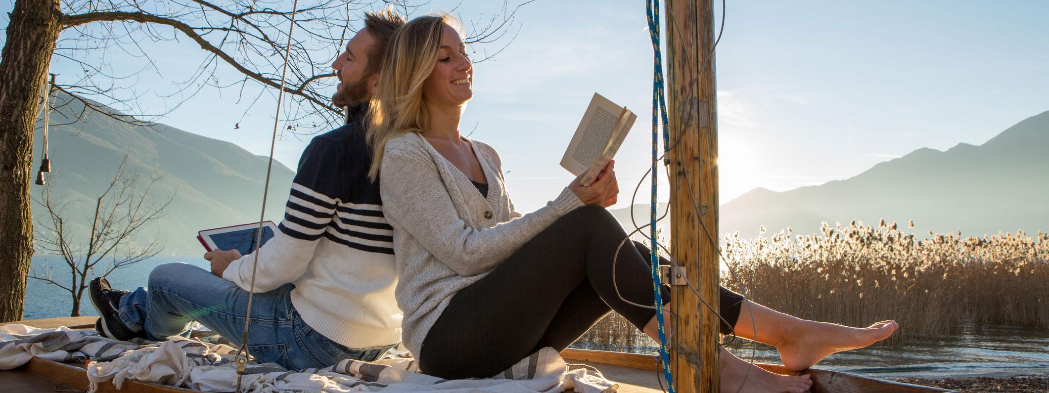 Koppel in natuur aan het brainstormen