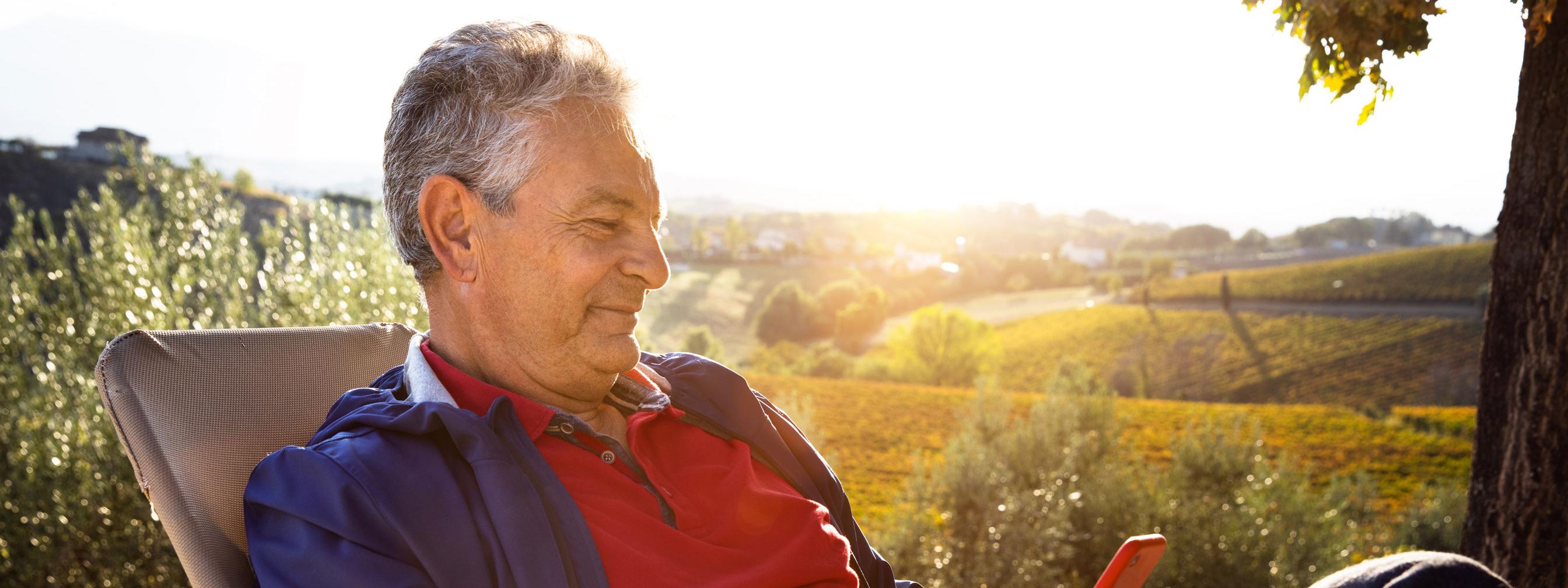 Homme sur son téléphone sur un transat