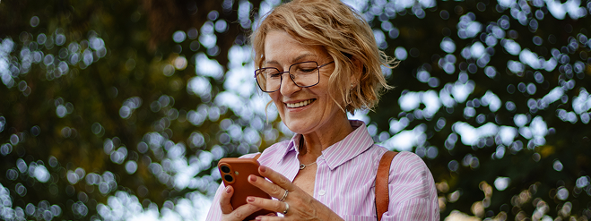 Vrouw aan de telefoon