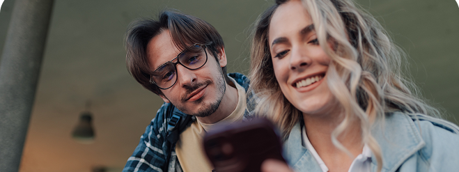 Jongeren die naar hun telefoon kijken