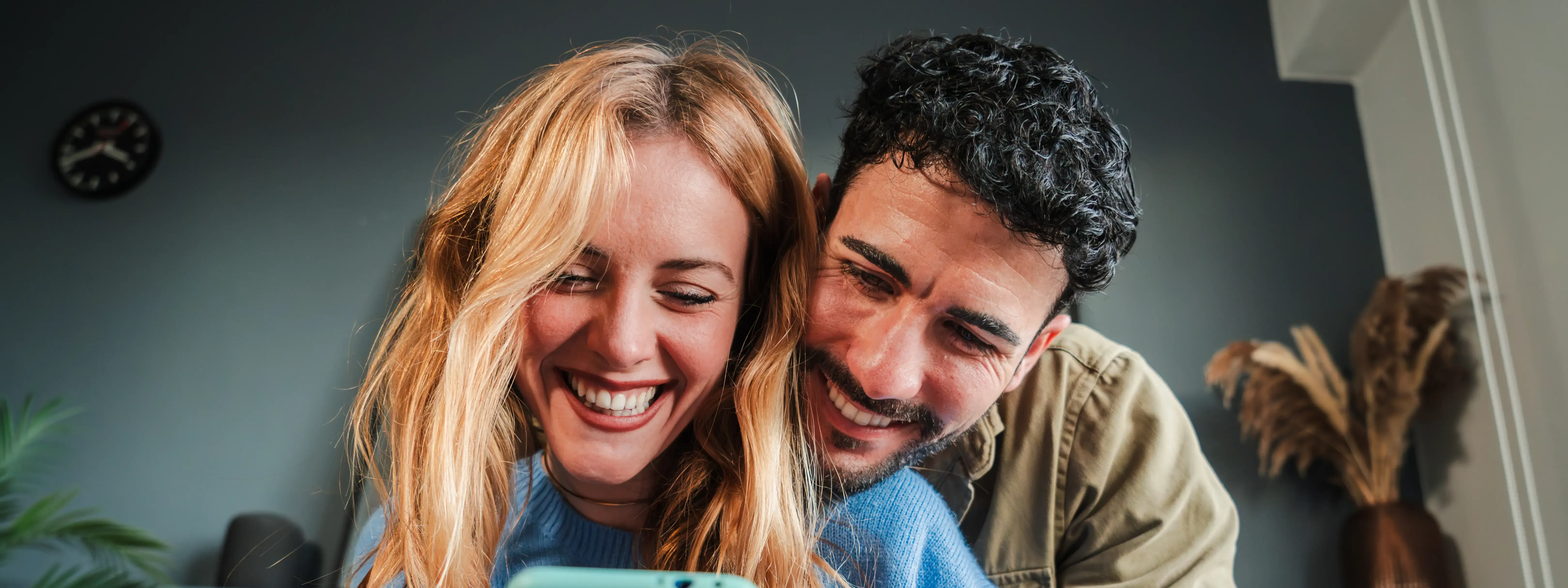 Couple sur un téléphone