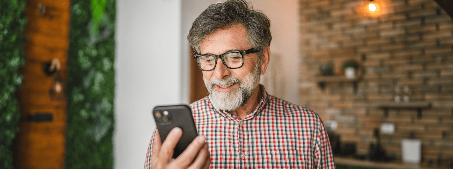 Homme sur son téléphone