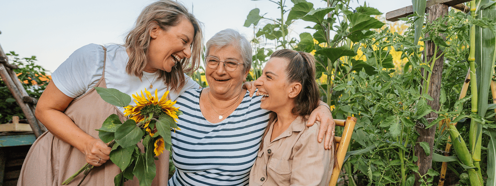 Femme et ses filles dans un champs de tournesols